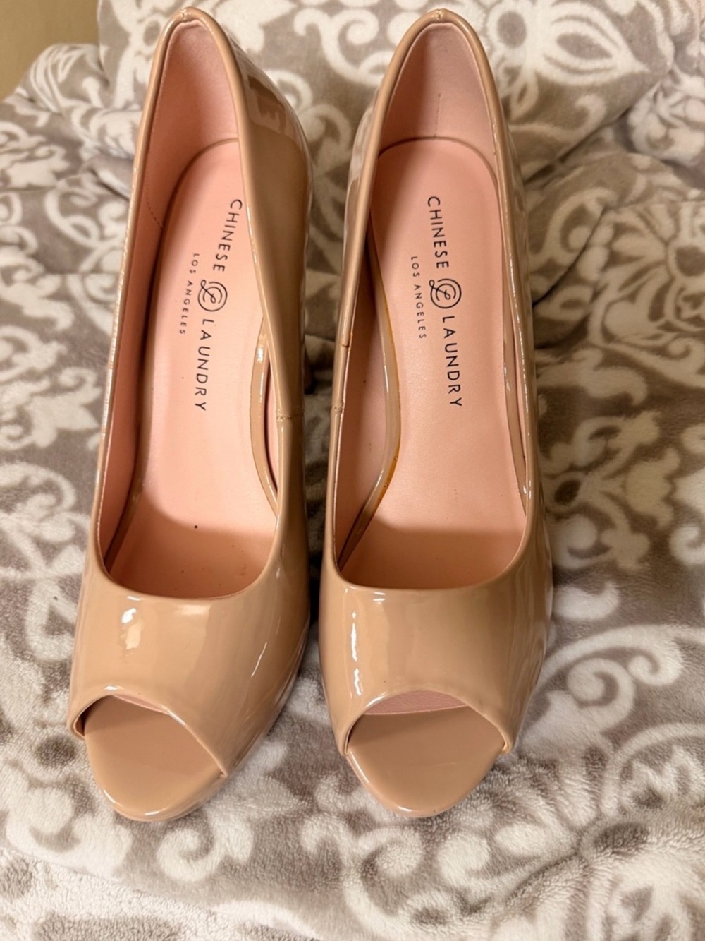 Chinese Laundry Nude Patent Peep Toe Pumps Heels Size 10M New in Box